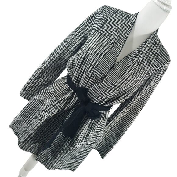 ANN TAYLOR FACTORY! BLACK & WHITE HOUNDSTOOTH PLAID KNIT, BELTED SWEATER! SZ M - Picture 1 of 9